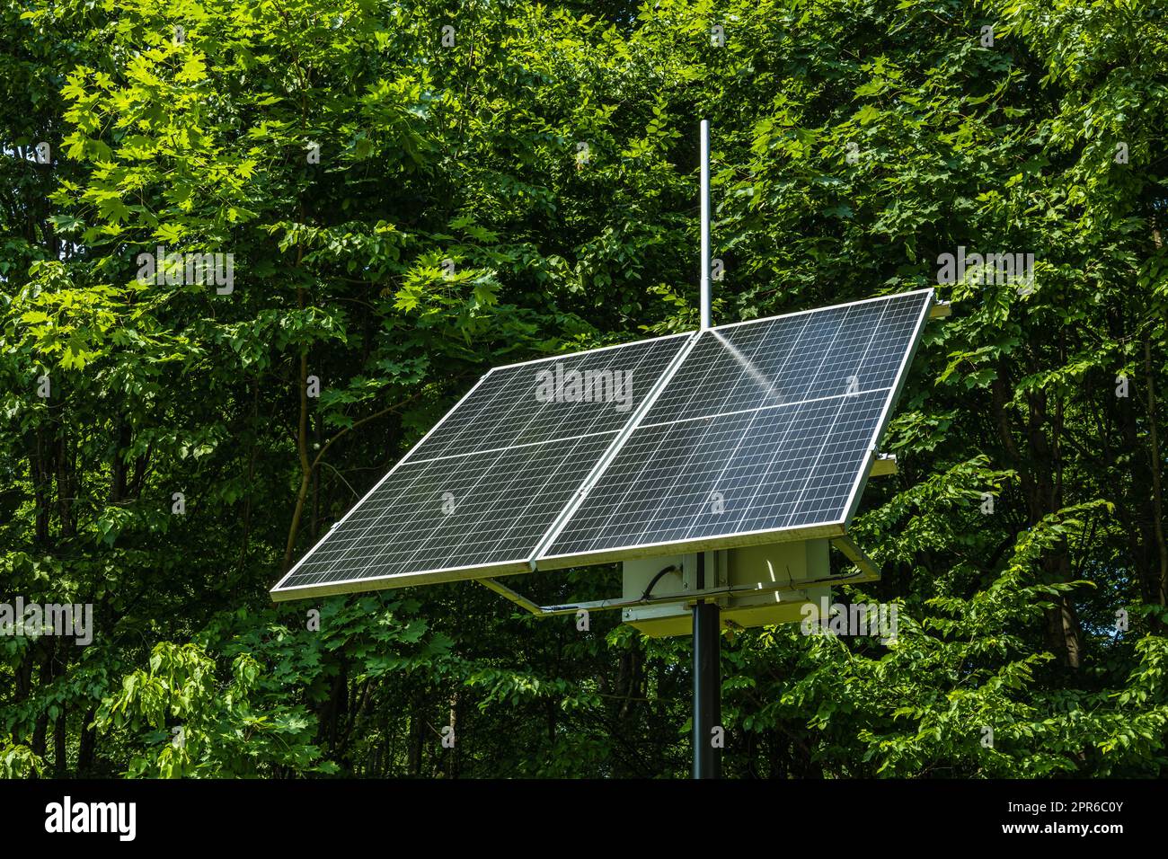 Sonnenkollektoren oder Sonnenkollektoren. Die alternative Stromquelle Stockfoto