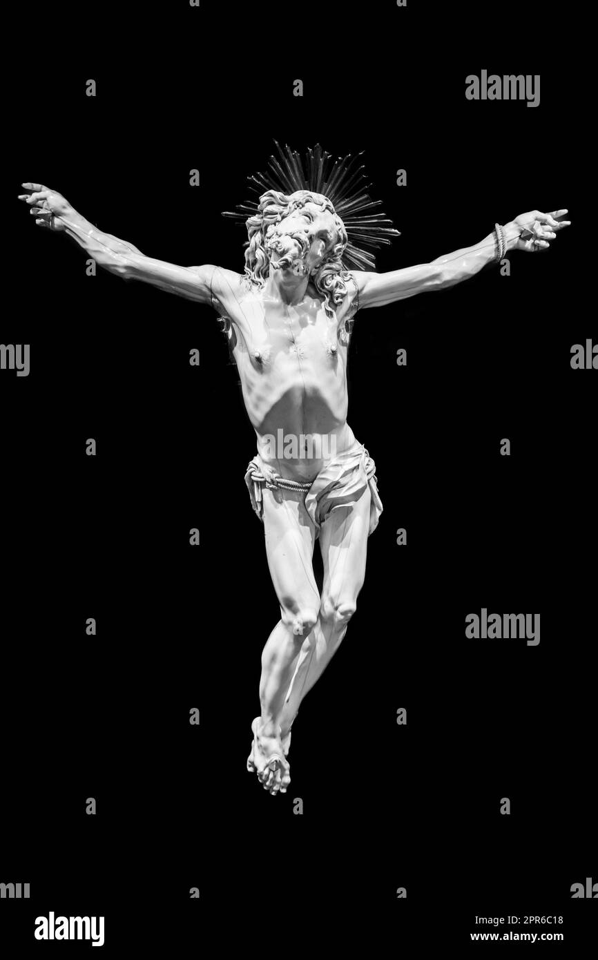 Jesus Christus - Altes Kruzifix, katholische Kirche, auf schwarzem Hintergrund mit Kopierraum. Stockfoto