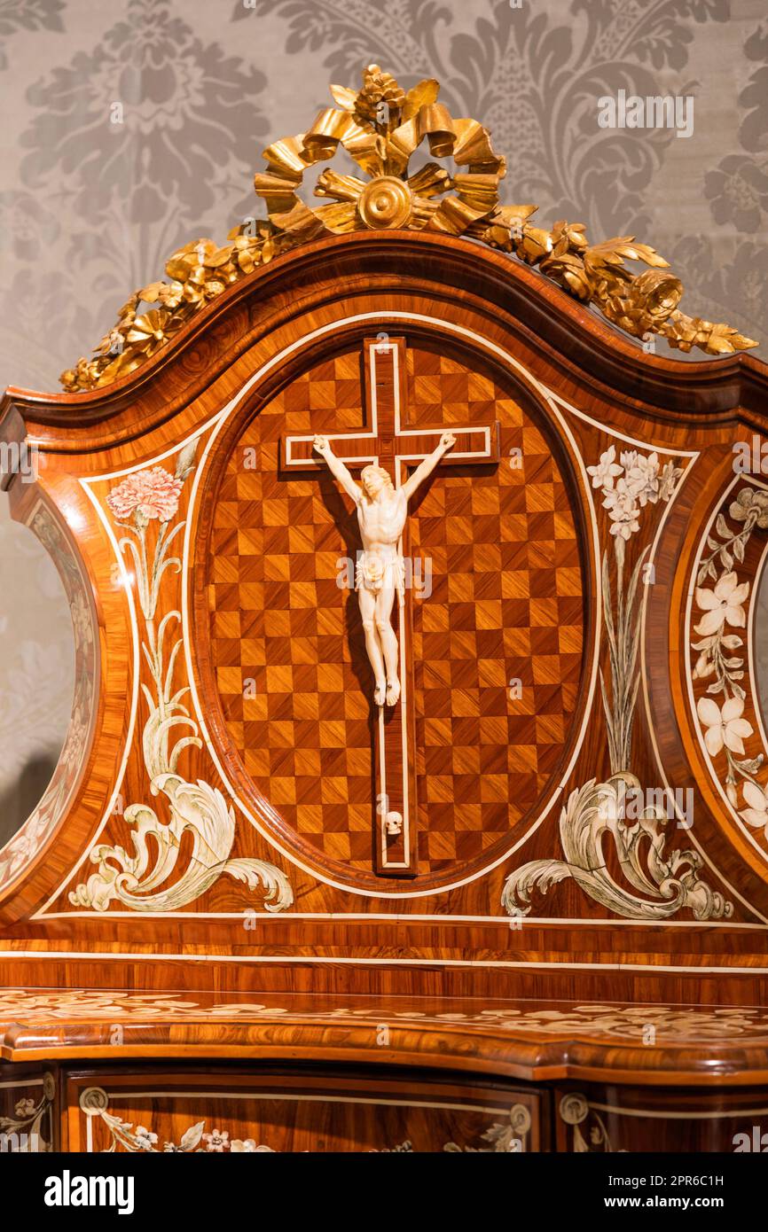 Altes Kruzifix aus Holz und Elfenbein. Jesus Christus Symbol der Auferstehung und des Lebens nach dem Tod. Stockfoto