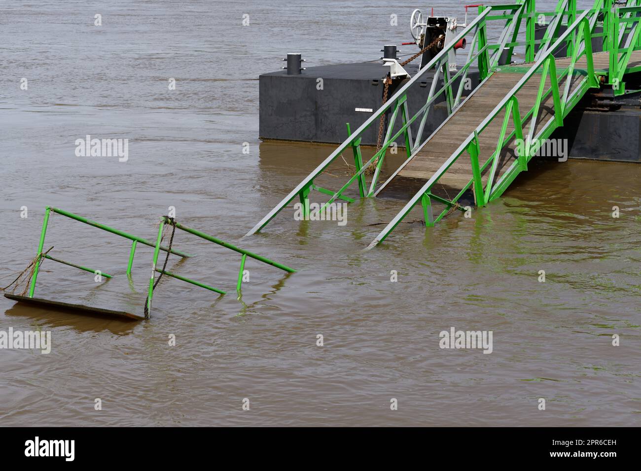 Überflutete beschädigte Anlegestelle auf dem rhein bei Hochwasser Stockfoto