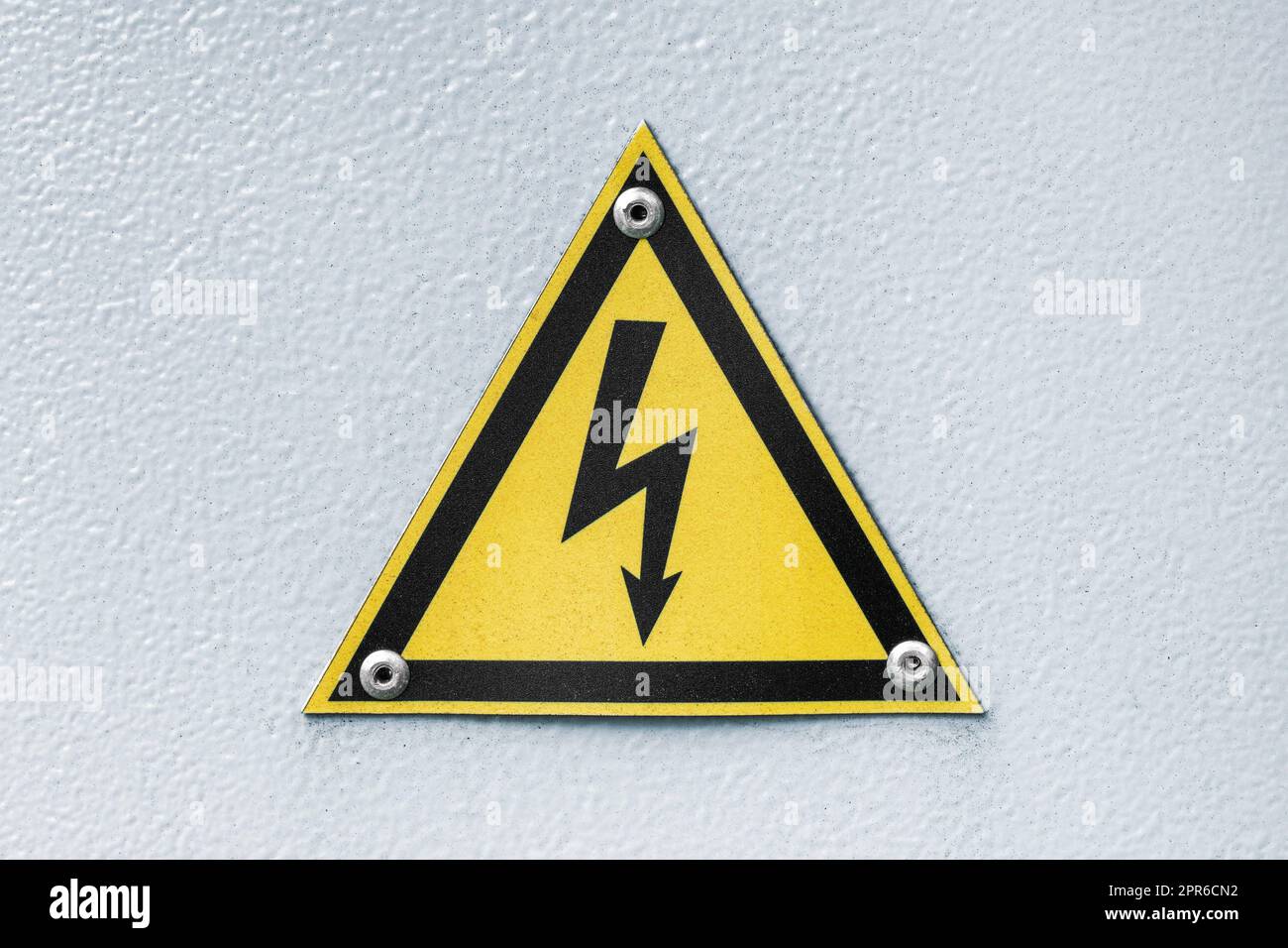 Dreieckiges gelbes Zeichen für gefährliche elektrische Spannung Stockfoto