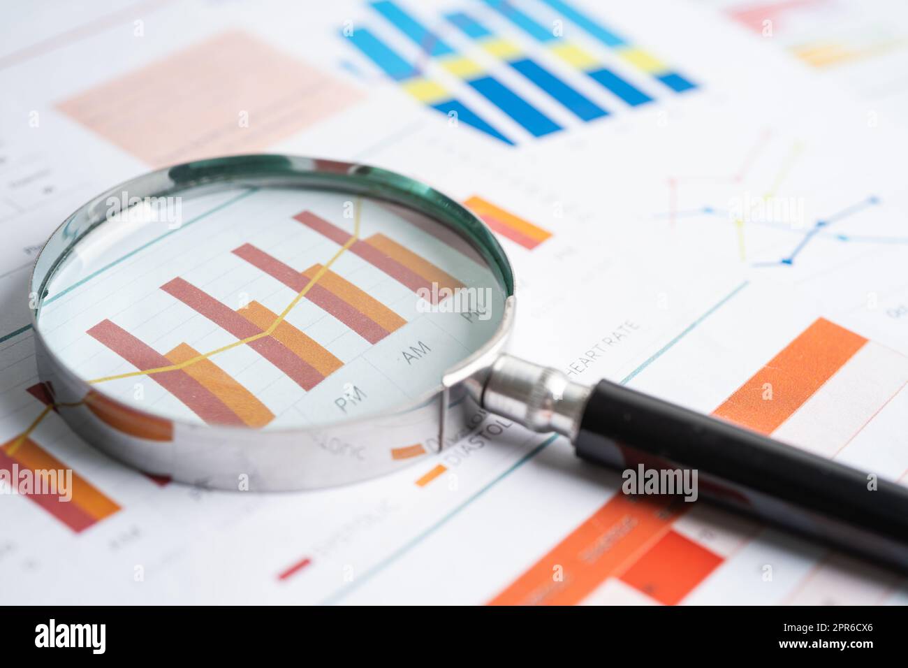 Vergrößerungsglas auf Diagrammpapier. Finanzentwicklung, Bankkonto, Statistik, Investment Analytic Research Data Economy, Börsenhandel, Business Office Concept. Stockfoto