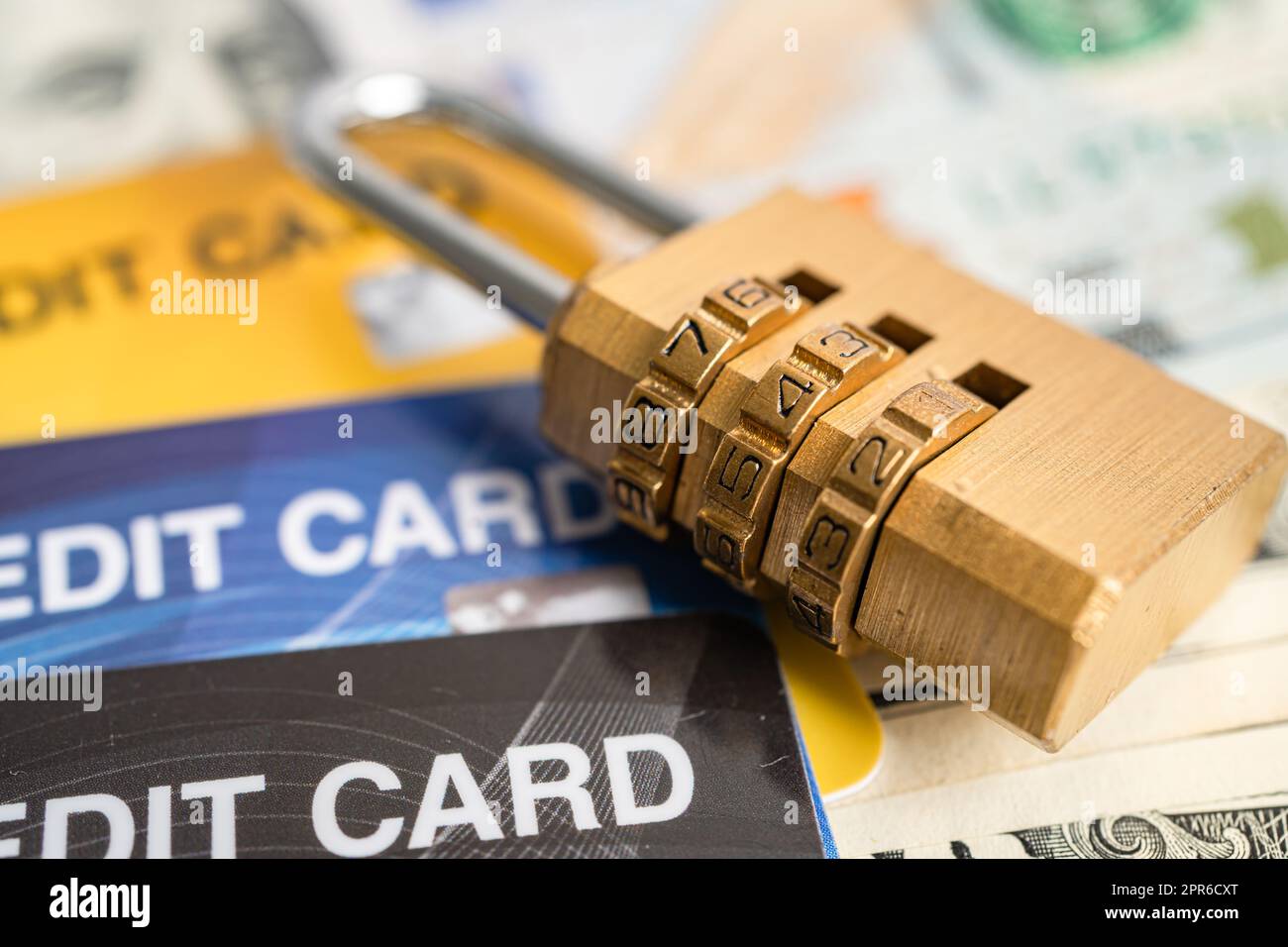Kreditkarte mit Passwort-Schlüsselschloss Sicherheit auf US-Dollar Hintergrund. Stockfoto
