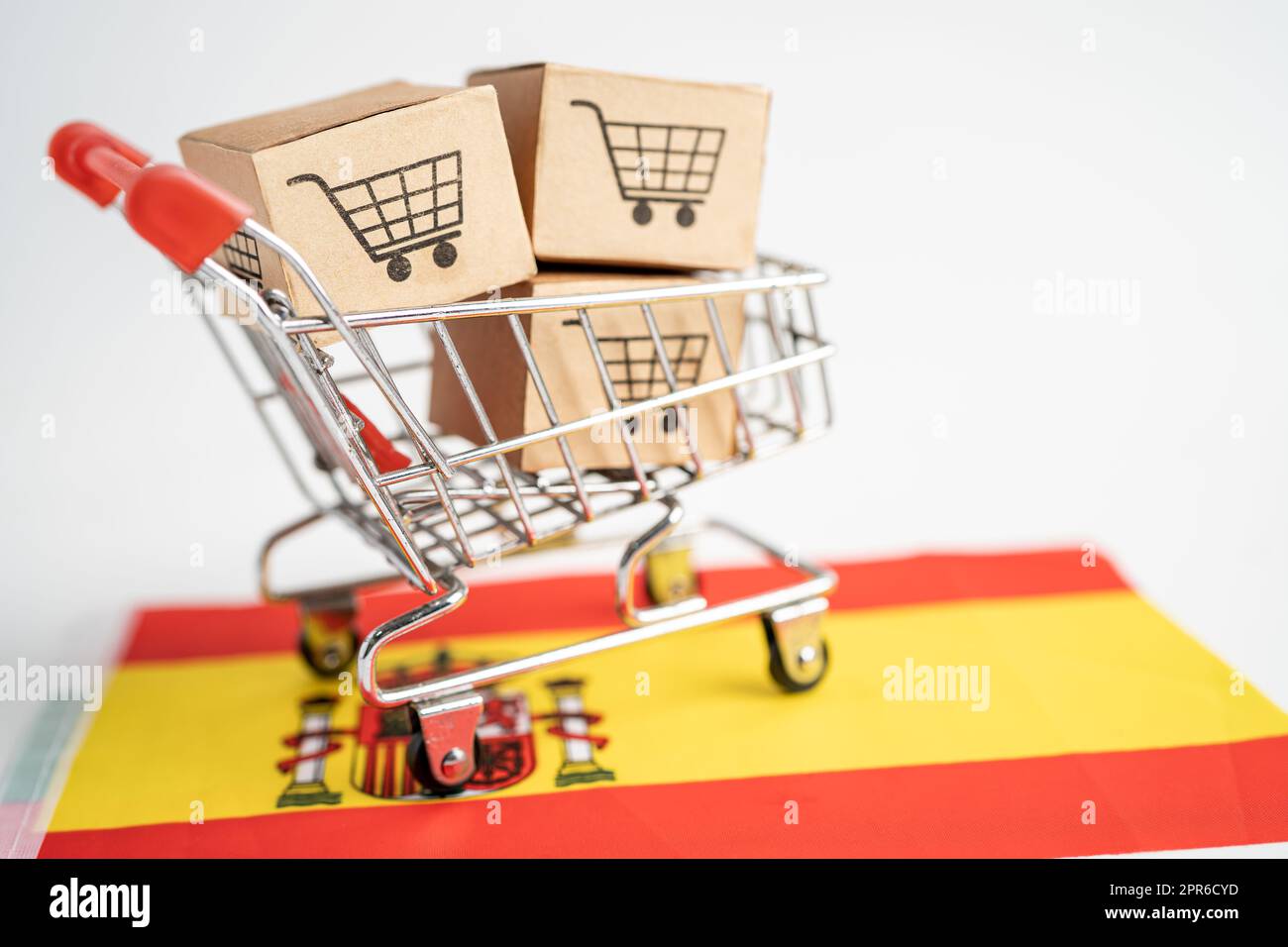 Box mit Warenkorb-Logo und spanischer Flagge, Import Export Online Shopping oder eCommerce Finanzen Lieferung Lieferung Shop Produktversand, Handel, Lieferantenkonzept. Stockfoto