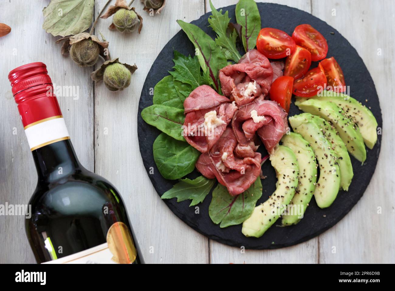 Roastbeef, Avocado-Hors d'Oeuvre-Snacks und Rotwein Stockfoto