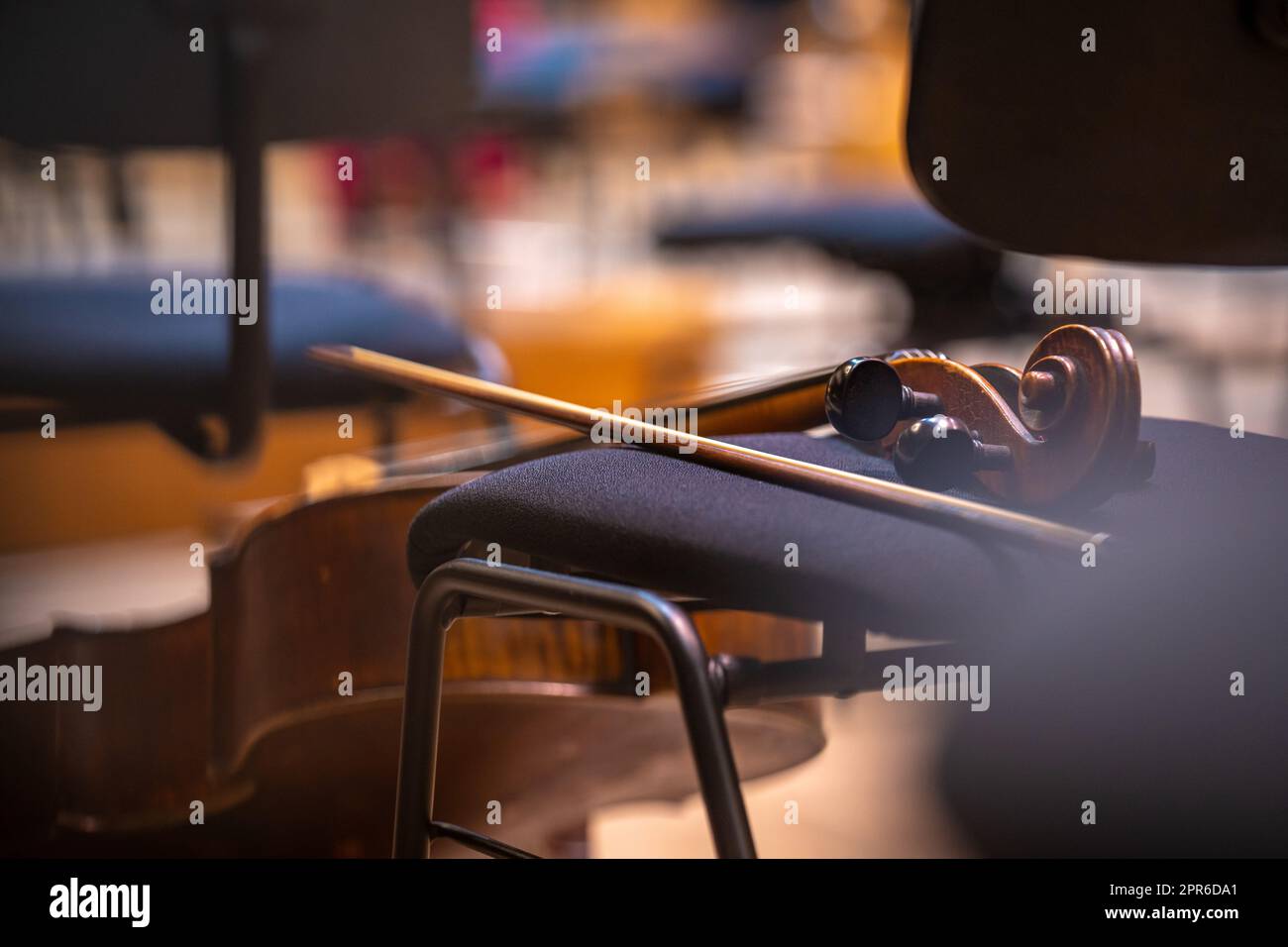 Cello auf der Bühne der Philharmonie während eines Konzerts Stockfoto
