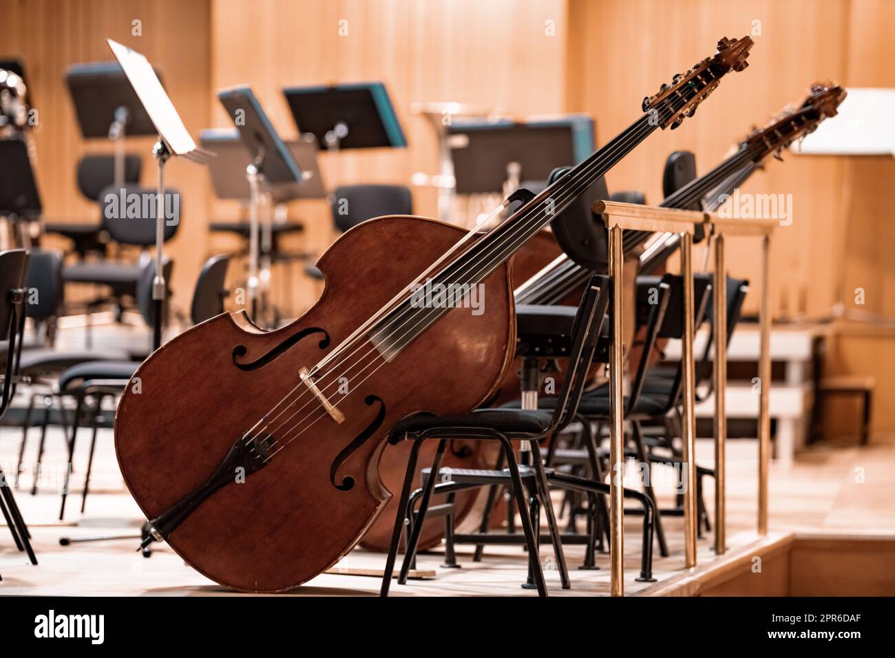 Cello auf der Bühne der Philharmonie während eines Konzerts Stockfoto