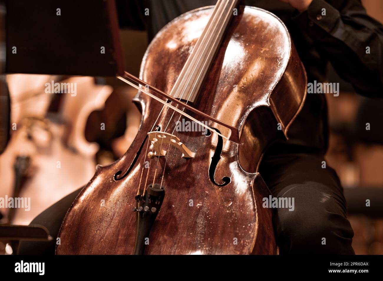 Cello auf der Bühne der Philharmonie während eines Konzerts Stockfoto