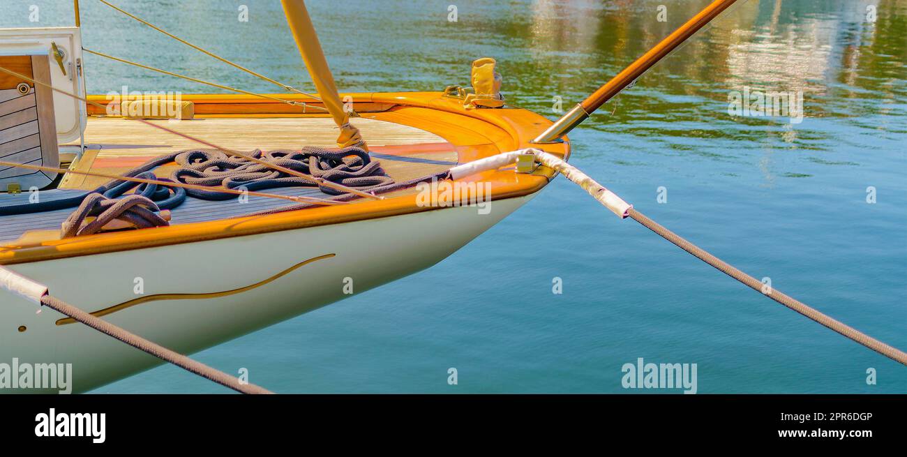 Blick aus der Nähe auf ein modernes Schiff, das im hafen von piriapolis, maldonado, uruguay, geparkt ist Stockfoto