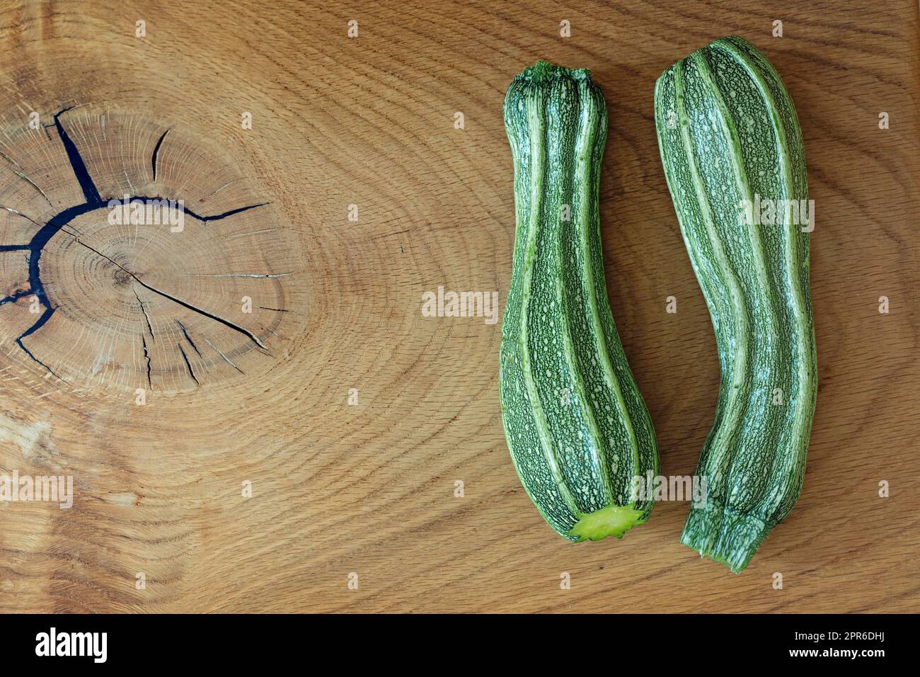 Zucchini costata Romanesco auf einem Holzbrett Stockfoto
