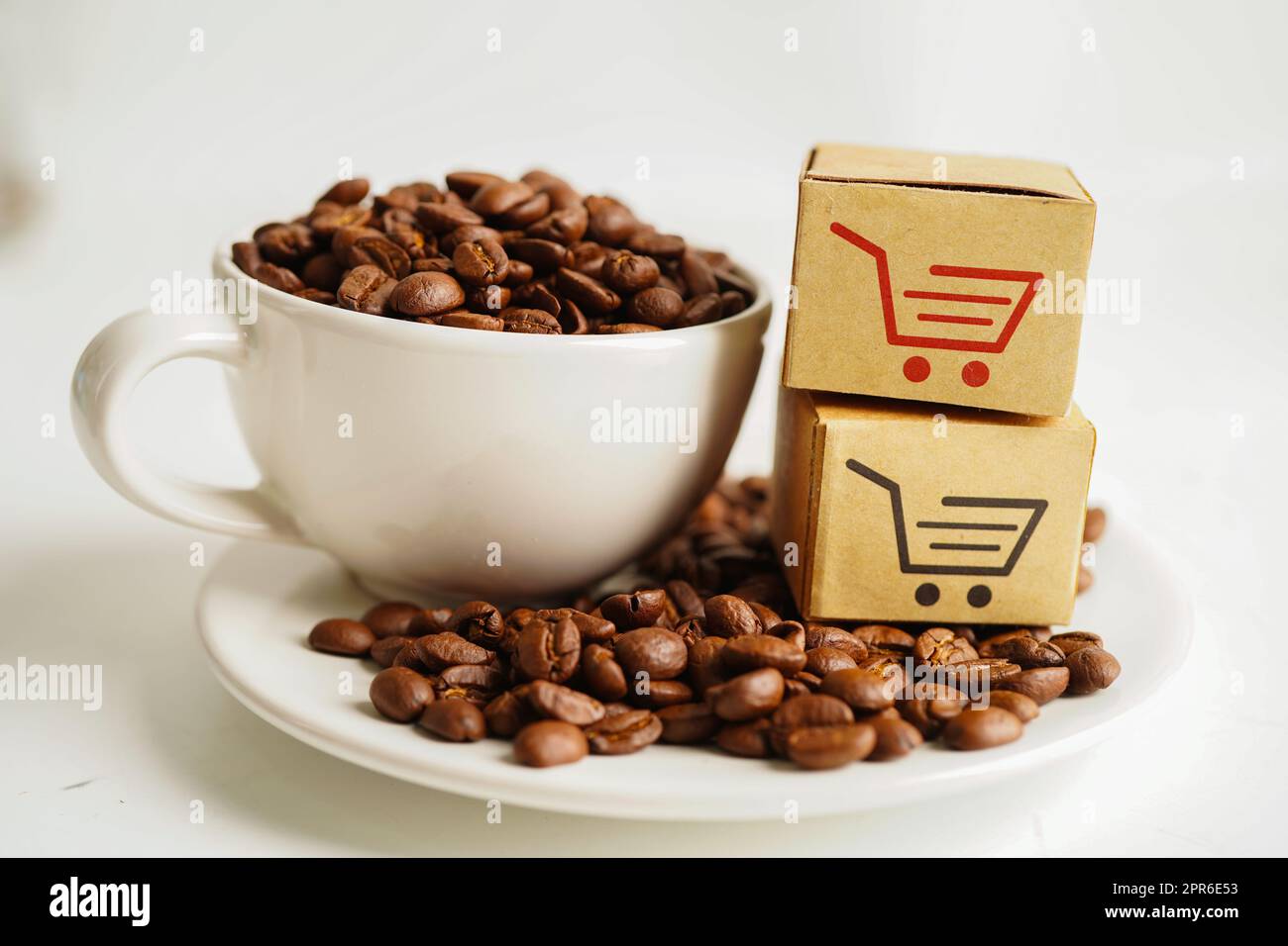 Warenkorb Box auf Kaffeebohnen, Online-Shopping für den Export oder Import. Stockfoto