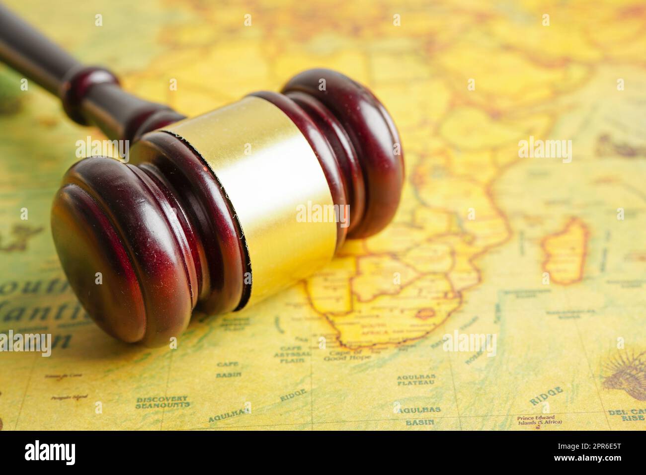 Bangkok, Thailand - 15. Dezember 2021 Richter Hammer auf uralter alter Weltkarte, völkerrechtliches Konzept. Stockfoto