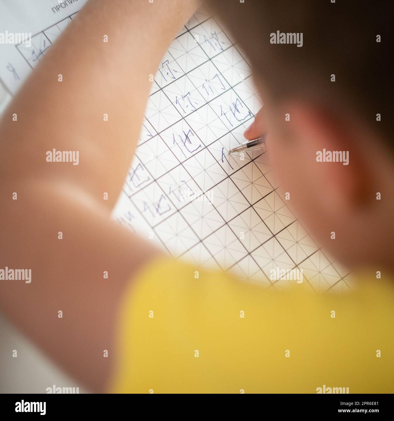 14. Juli 2022, Russland, Boy lernt chinesische Sprache und Hieroglyphen Stockfoto