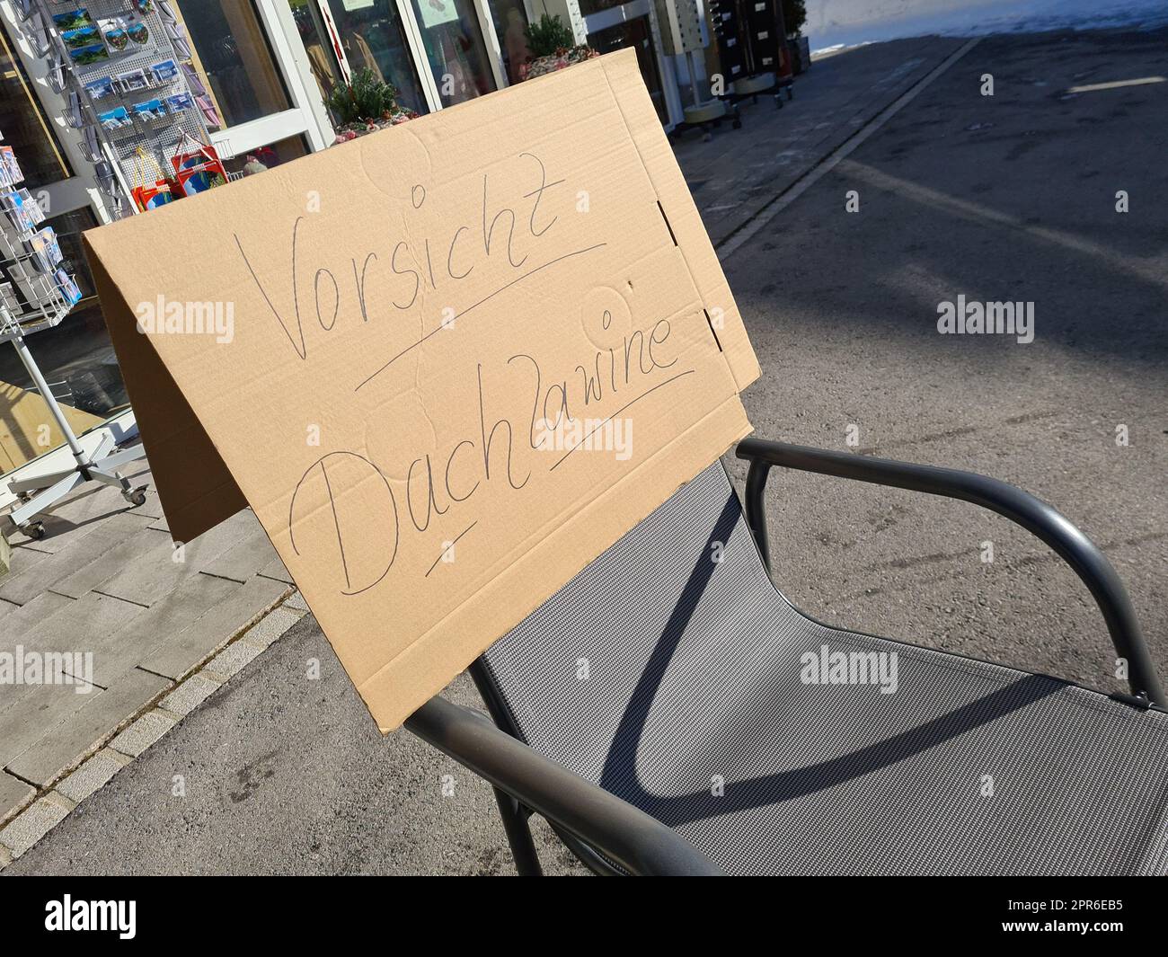 Warnschild Dachlawine vor Schnee im Winter Stockfoto