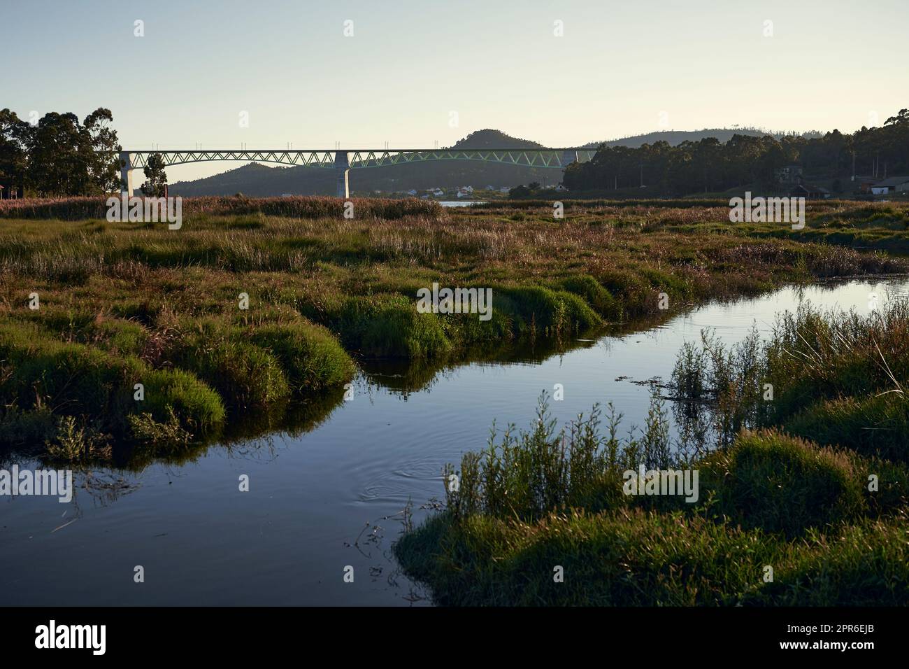 Brücke über den Fluss in Rias Baixas, Galicien bei Sonnenuntergang Stockfoto Brücke über den Fluss in Rias Baixas, Galicien bei Sonnenuntergang Stockfoto