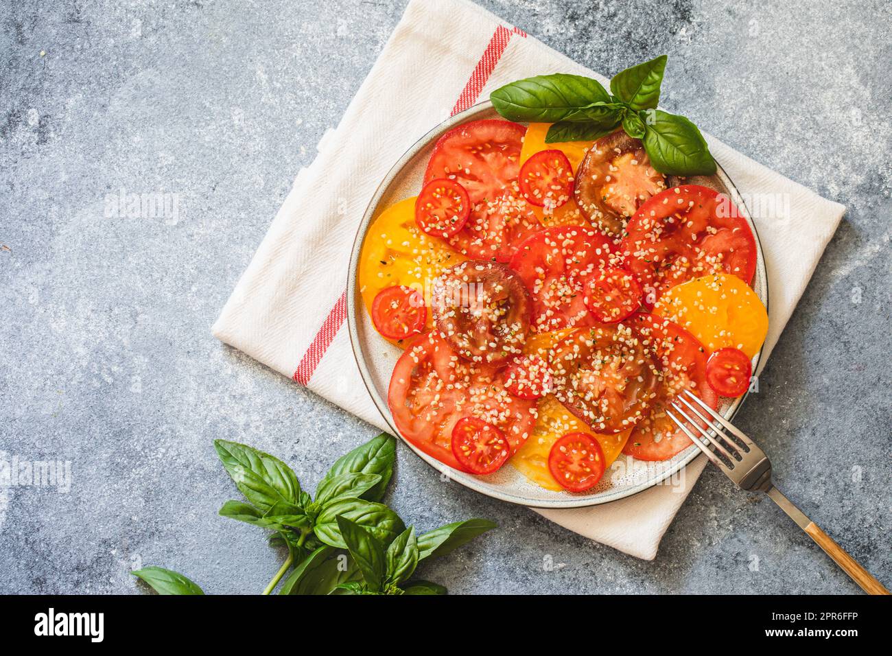 Tomatensalat mit Hanfsamen. Gesundes Lebensmittelkonzept mit Superfoods Stockfoto
