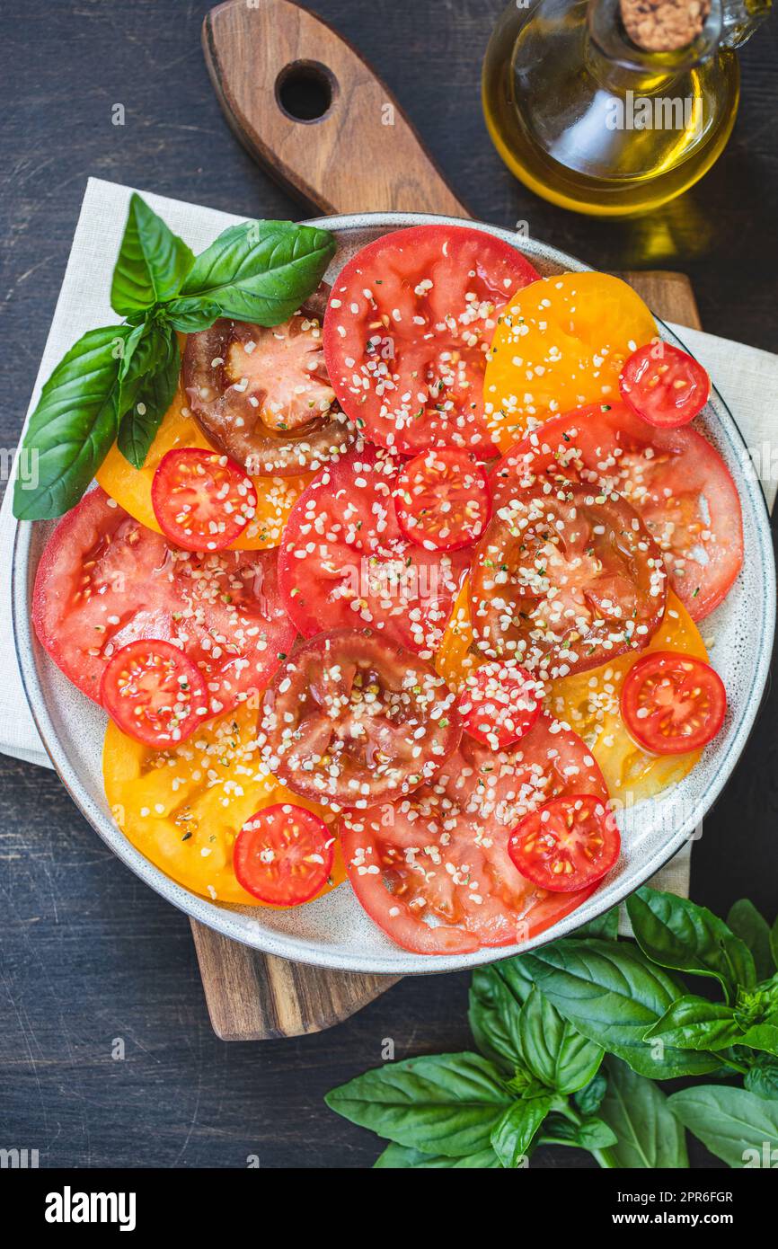 Tomatensalat mit Hanfsamen. Gesundes Lebensmittelkonzept mit Superfoods Stockfoto