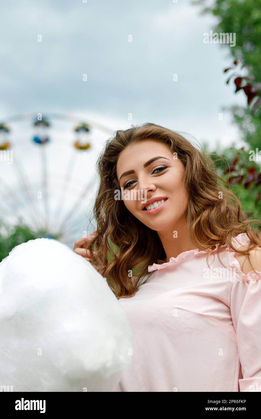 Attraktive Frau mit süßen Zuckerwatte Stockfoto