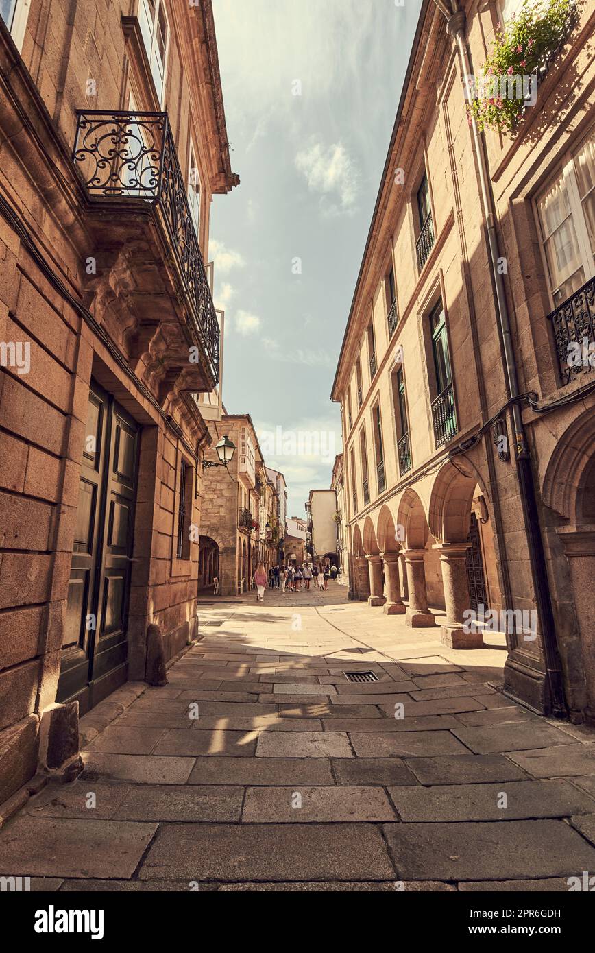 Blick auf eine Straße im historischen Zentrum von Santiago de Compostela Stockfoto