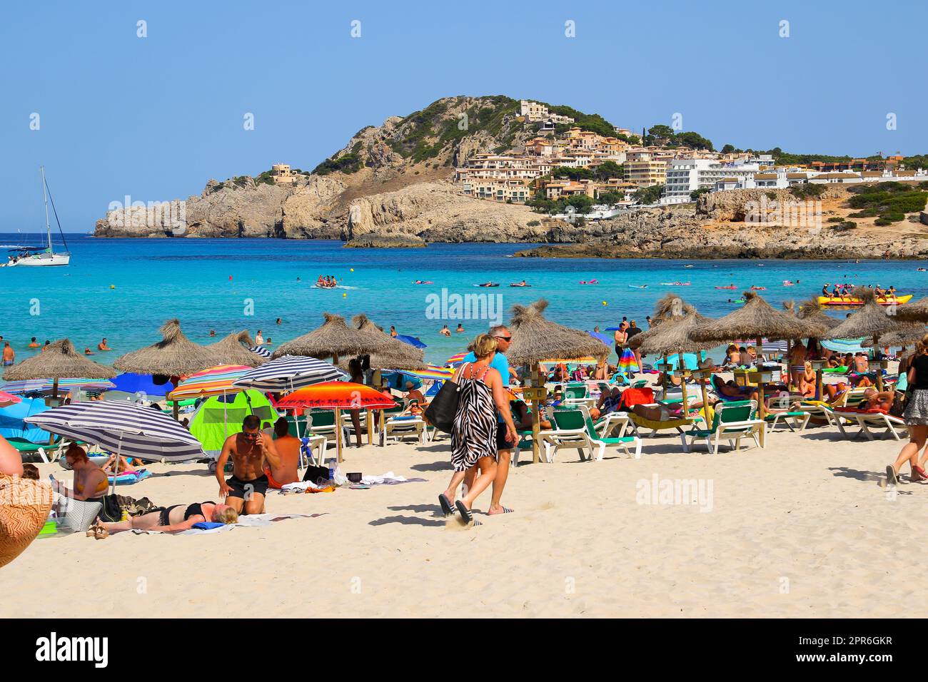 Cala Agulla, Mallorca - 5. August 2019 : Urlauber sonnen sich am Sandstrand von Cala Agulla an der Ostküste von Mallorca auf den Balearen Stockfoto