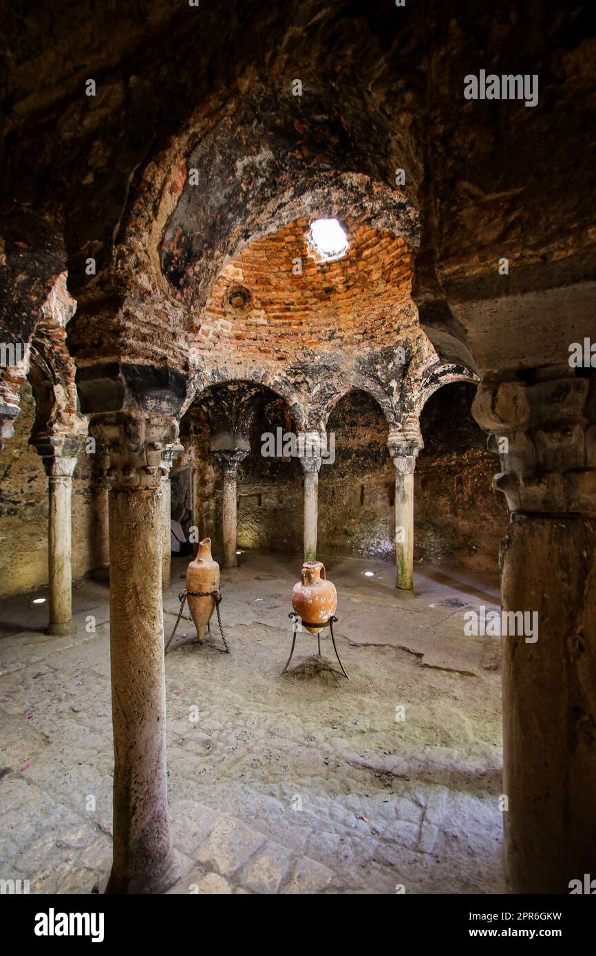 Steinkuppel mit fünf Oculi im alten byzantinischen Bad der arabischen Bäder von Palma von Mallorca - antikes maurisches Badehaus auf dem Balearen Stockfoto