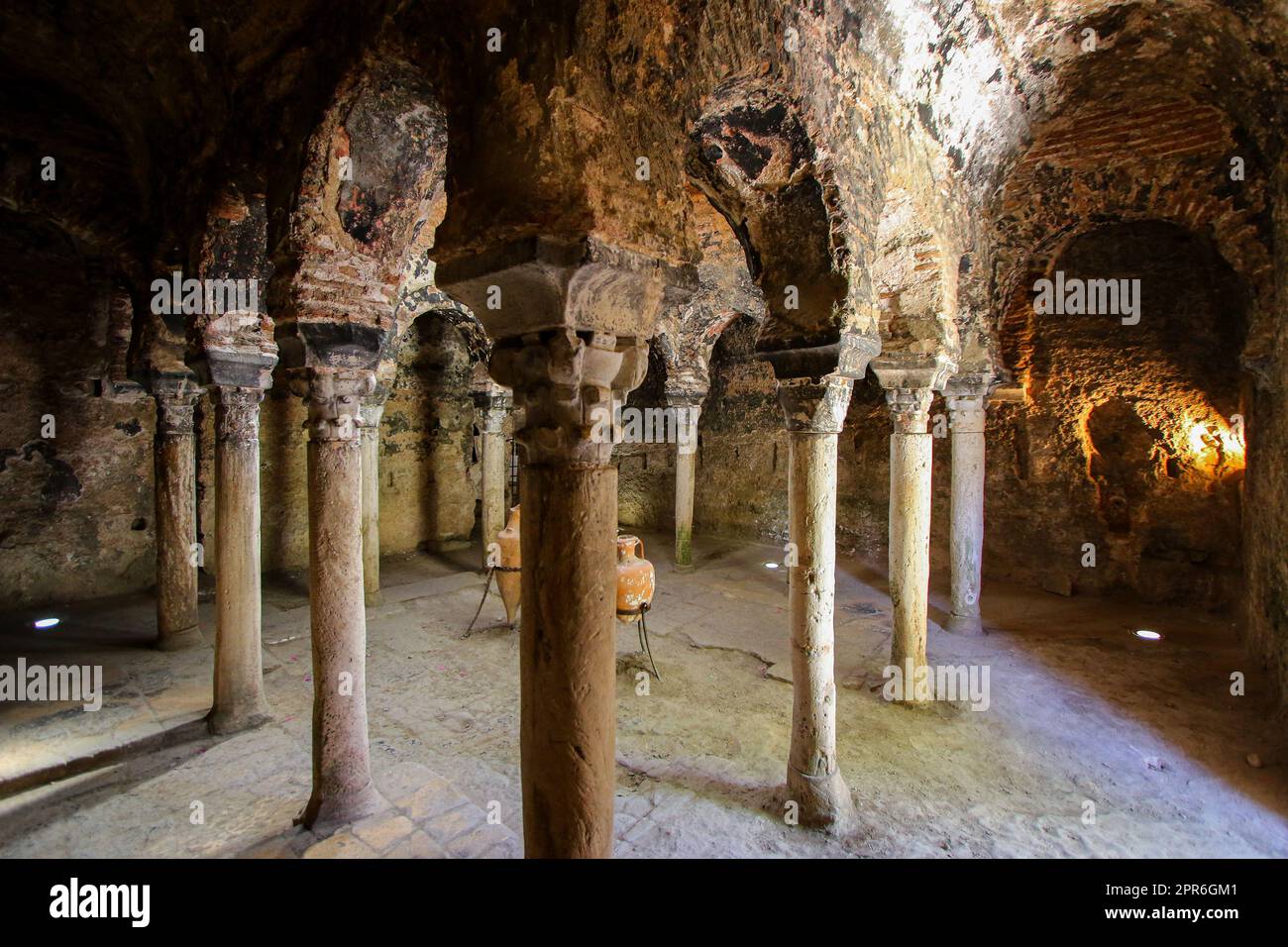 Alte byzantinische Steinkolonnaden im Badezimmer der arabischen Bäder von Palma von Mallorca - antikes maurisches Badehaus auf den Balearen, Spa Stockfoto