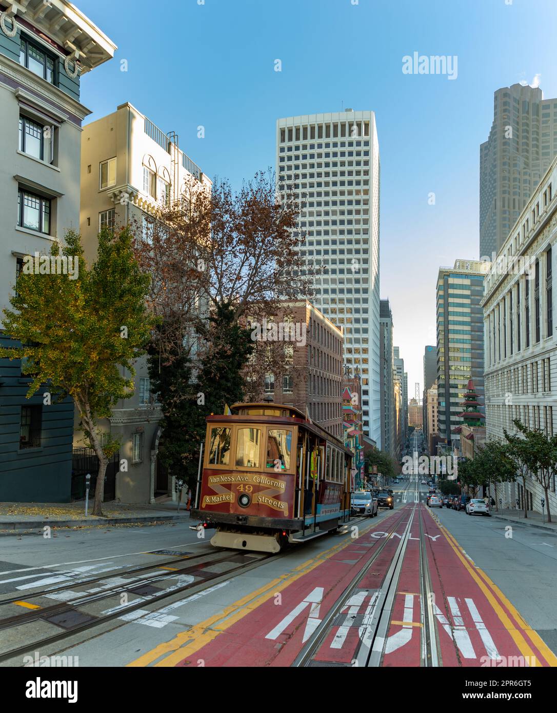 Ein Bild der California Street Cable Car in San Francisco, in der Nähe der Innenstadt. Stockfoto