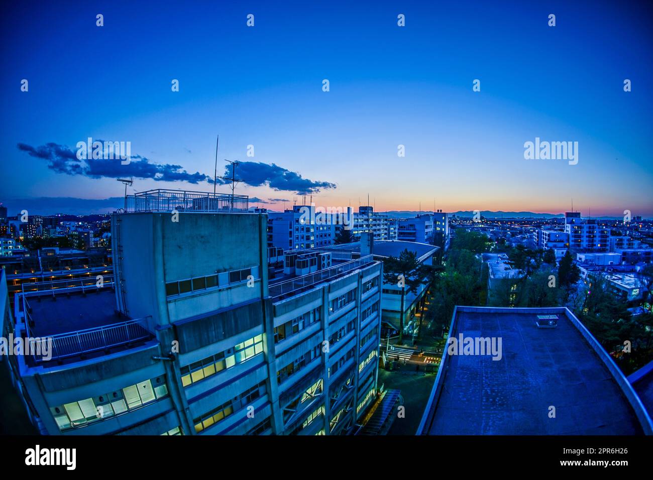 Dächer von Chofu City, die in einen Sonnenuntergang gehüllt ist Stockfoto