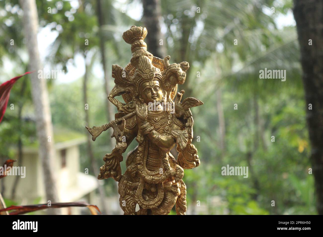 Lord krishna, ein Idol aus Messing in goldener Farbe Stockfoto