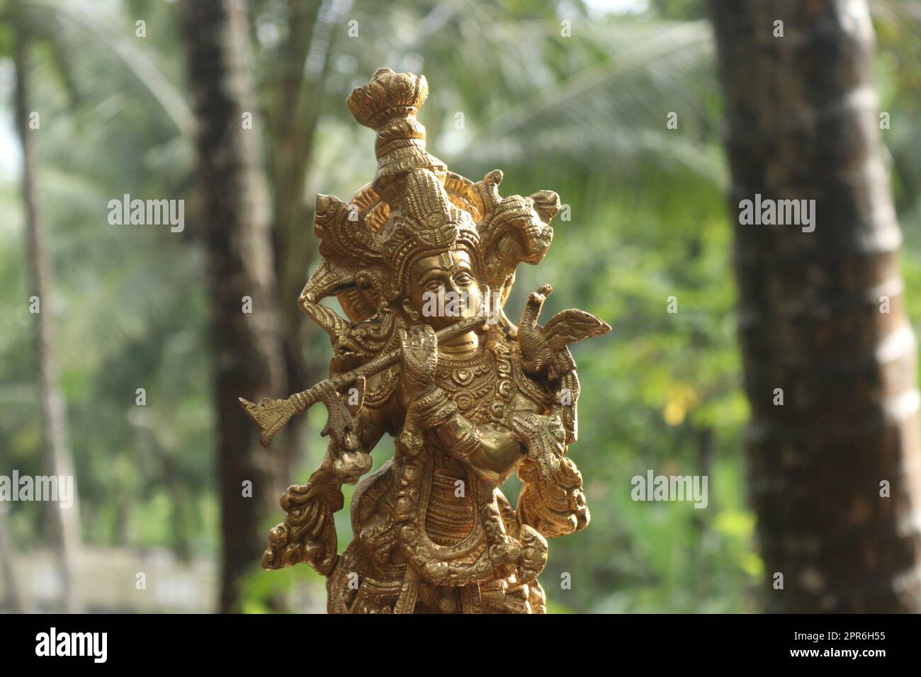 Lord krishna, ein Idol aus Messing in goldener Farbe Stockfoto