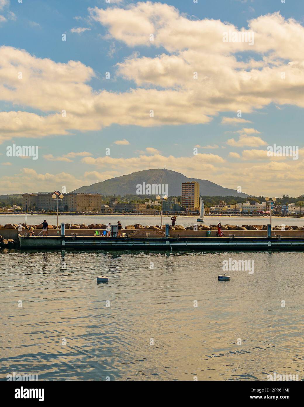 Sonnige Sommerszene im hafen von piriapolis, maldonado, uruguay Stockfoto