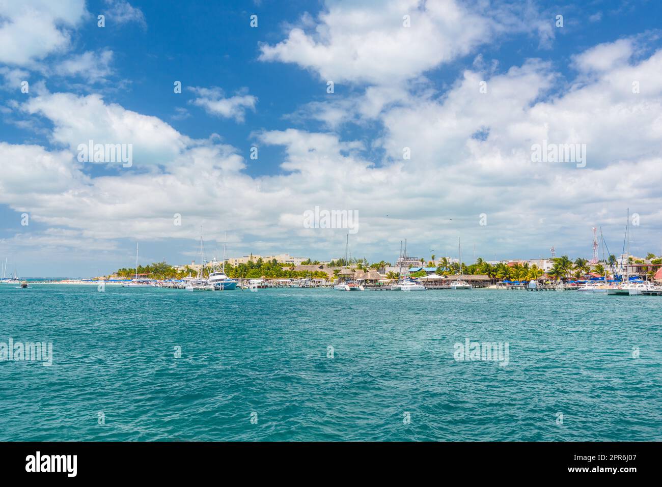 Hafen mit Segelbooten und Schiffen auf der Insel Isla Mujeres in der Karibik, Cancun, Yucatan, Mexiko Stockfoto