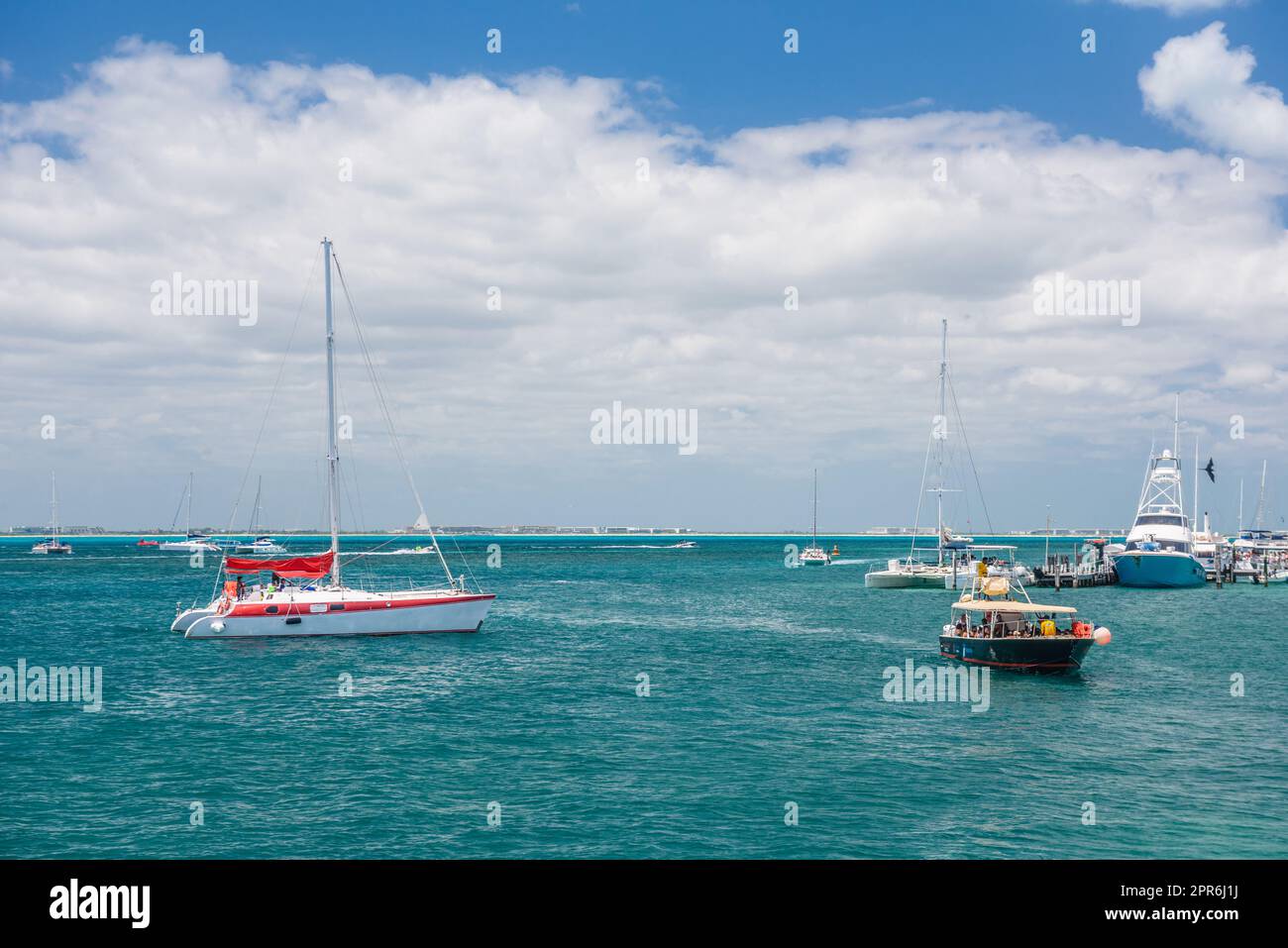 Segelboote und türkisklares Wasser, blaues Wasser, karibischer Ozean, Isla Mujeres, Cancun, Yucatan, Mexiko Stockfoto