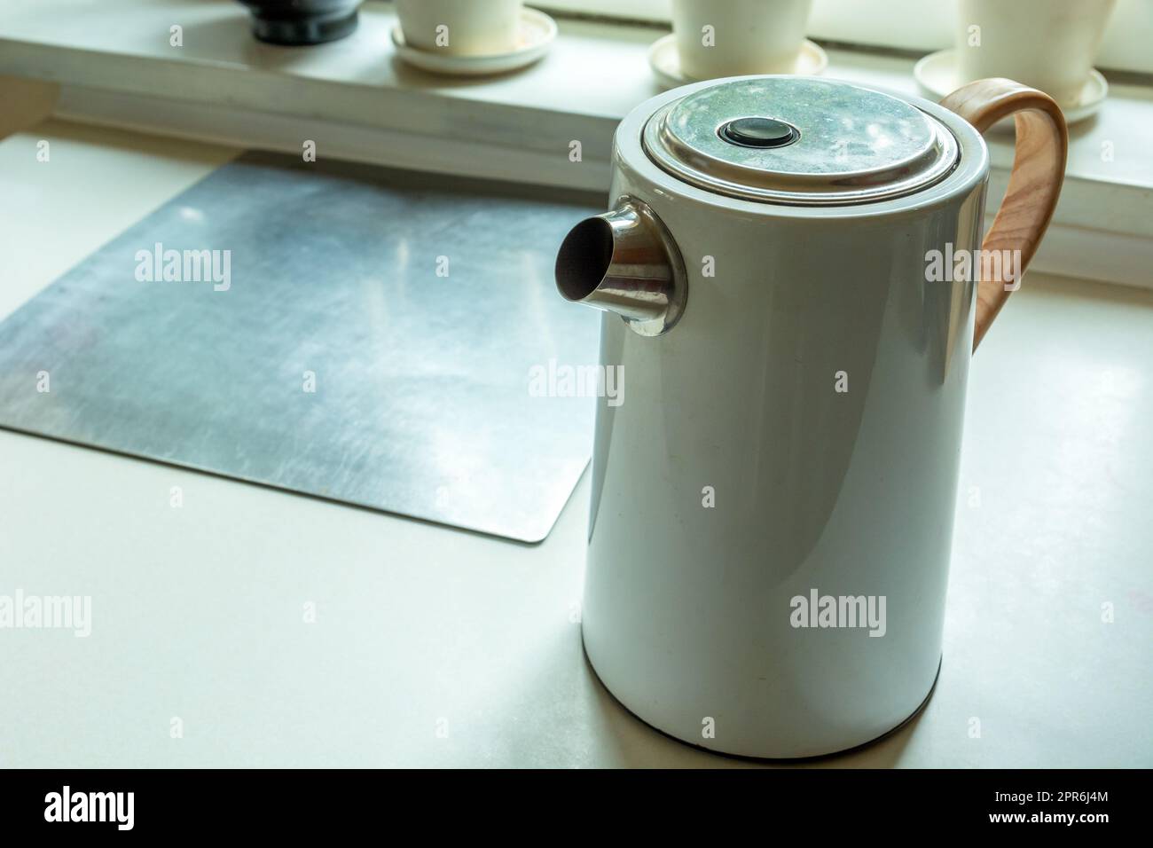 Elektrischer Wasserkocher steht auf dem Küchentisch Stockfoto