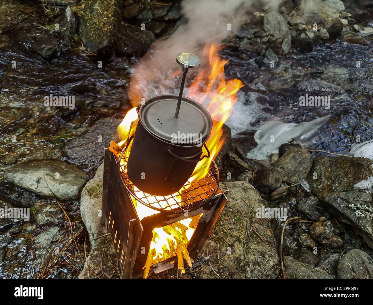 Topf mit kochendem Wasser über einem offenen Feuer Stockfoto