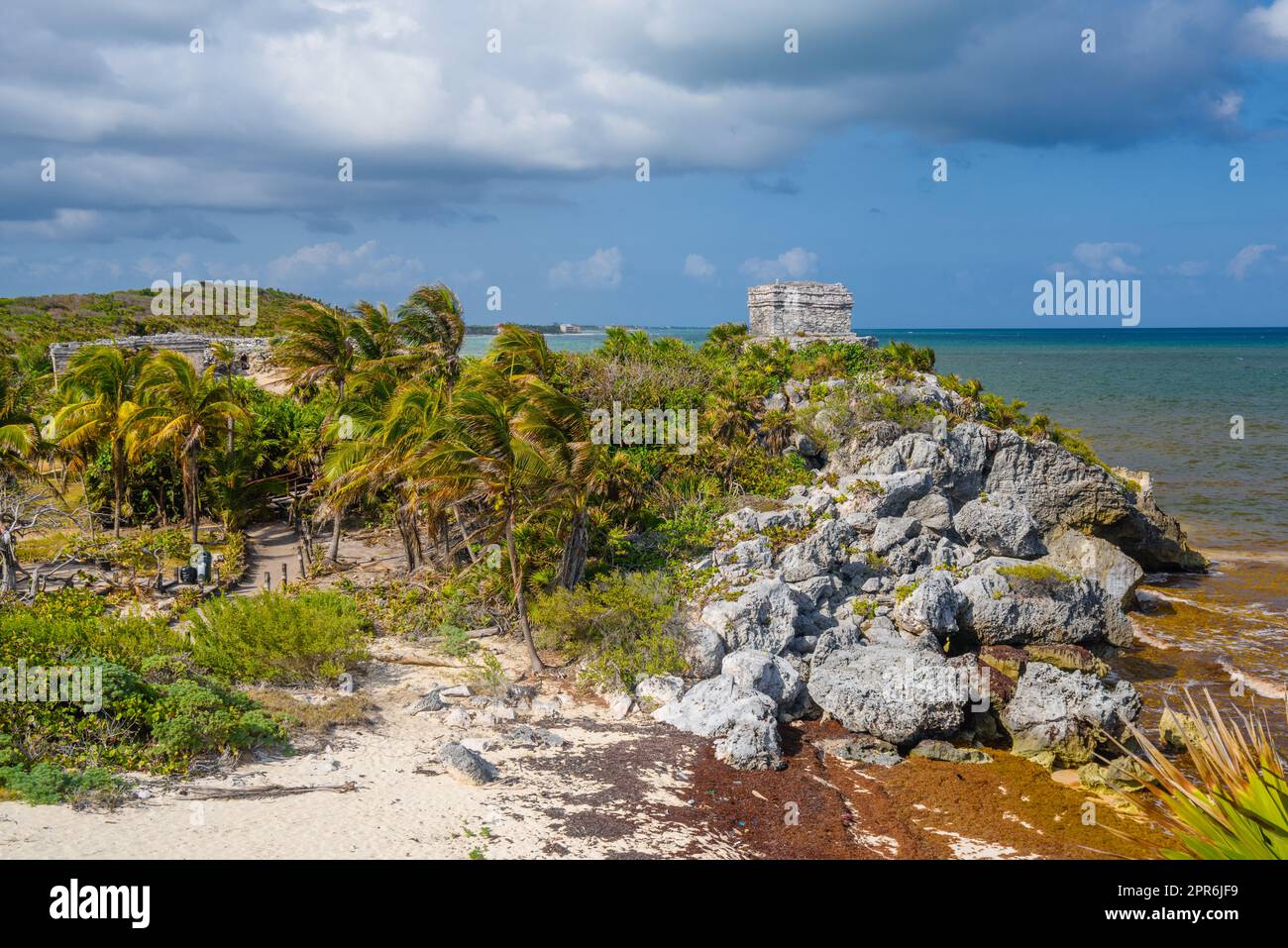 Struktur 45, Angebote auf dem Hügel in Strandnähe, Maya-Ruinen in Tulum, Riviera Maya, Yucatan, Karibik, Mexiko Stockfoto