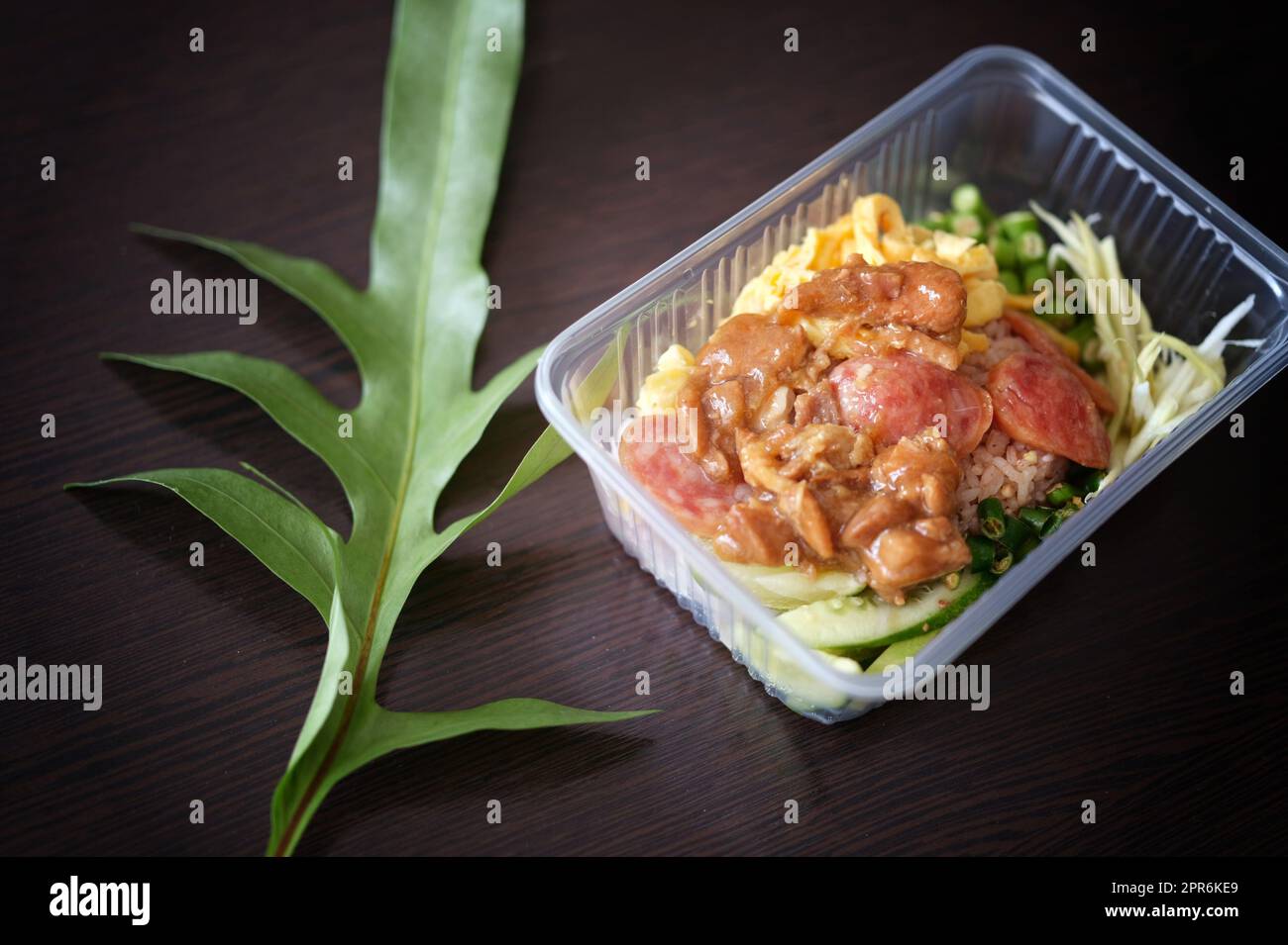 Nahaufnahme von Reis gemischt mit Garnelenpaste in Paket Lieferung . Thailändisches Essen Stockfoto