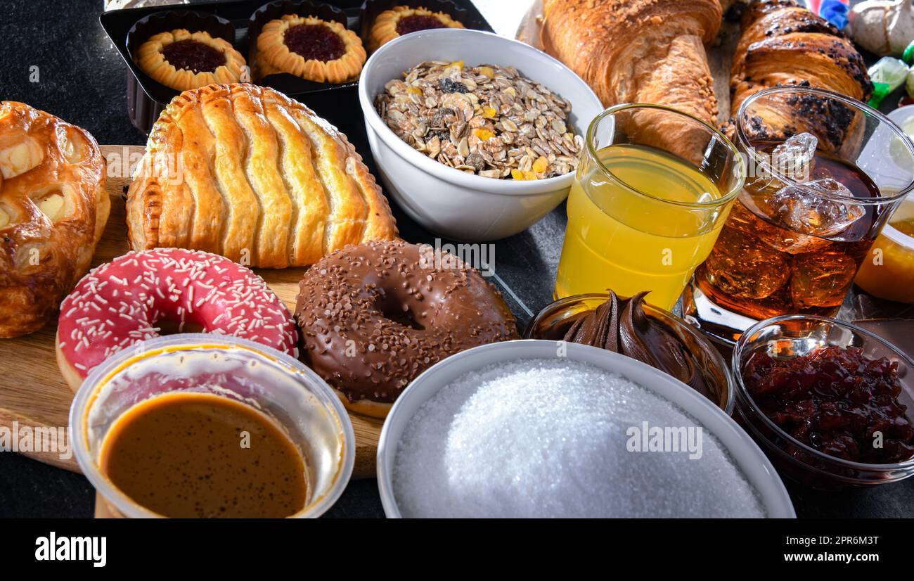 Lebensmittelerzeugnisse, die eine erhebliche Menge Zucker enthalten Stockfoto