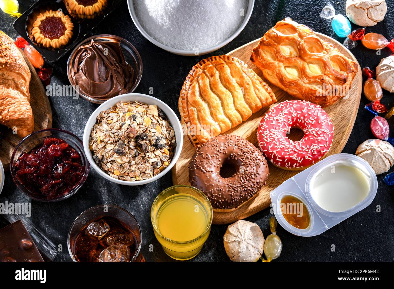 Lebensmittelerzeugnisse, die eine erhebliche Menge Zucker enthalten Stockfoto