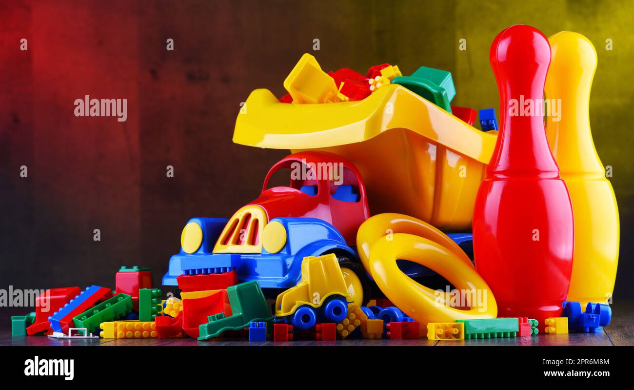 Komposition mit bunten Kunststoff Kinderspielzeuge Stockfoto