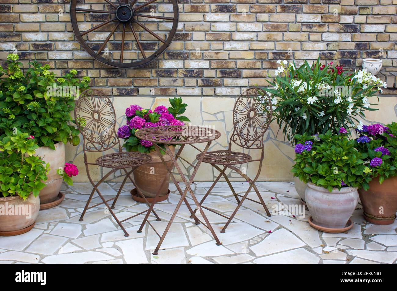 Schöner Platz im Garten im mediterranen Stil - rustikaler Garten Stockfoto