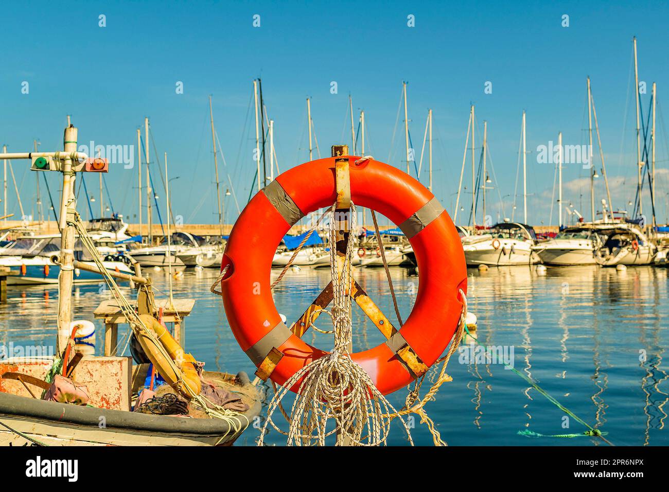 Rustikales Fischerboot parkt im hafen von piriapolis, maldonado, uruguay Stockfoto