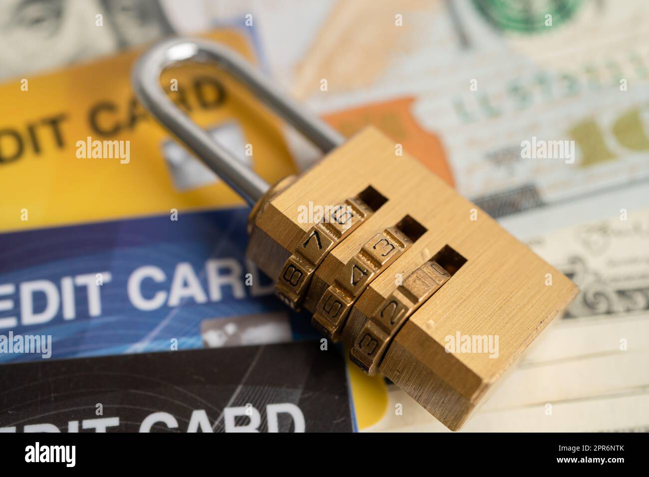 Kreditkarte mit Passwort-Schlüsselschloss Sicherheit auf US-Dollar Hintergrund. Stockfoto