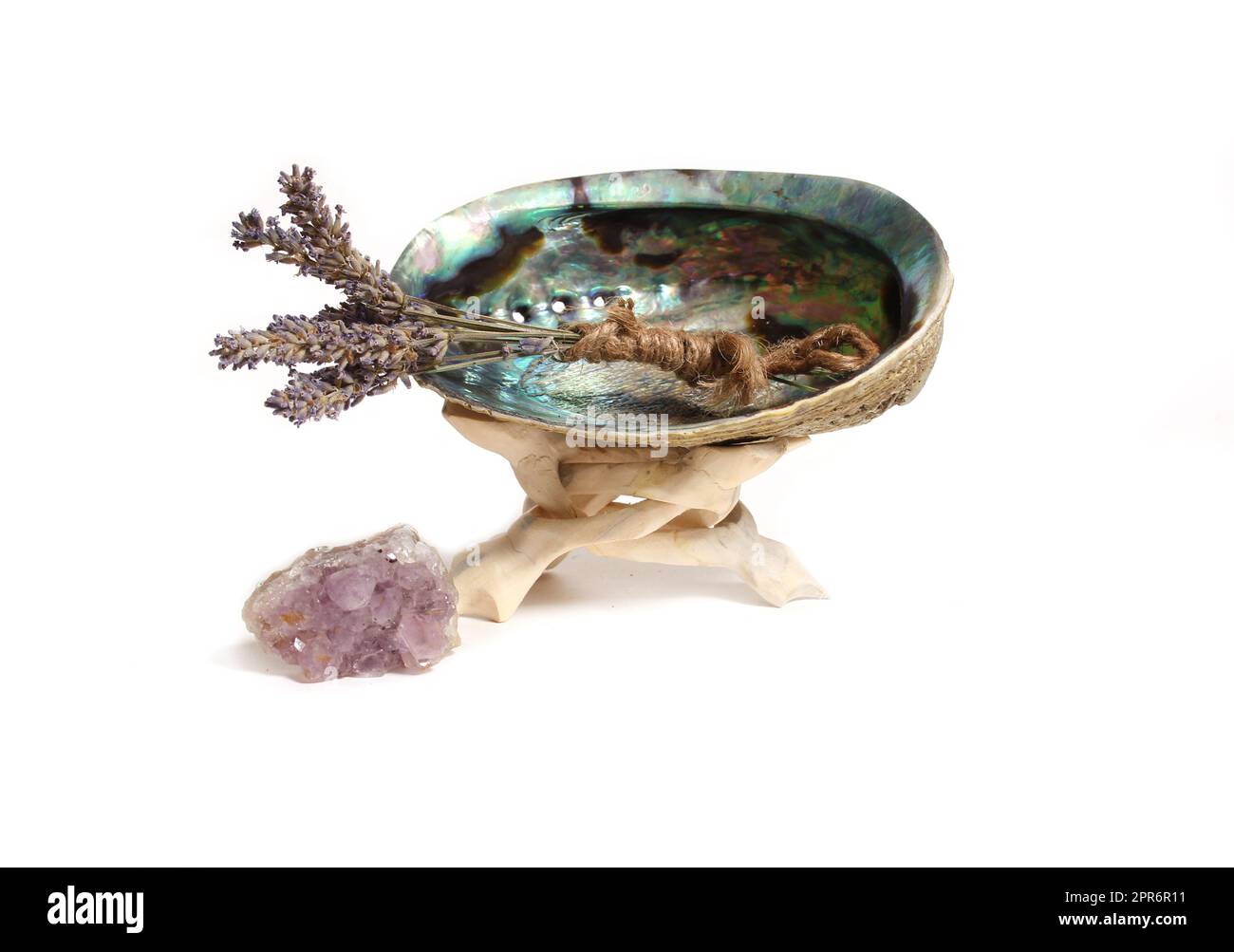 Abalone Shell mit Lavendelbündel und Amethyst-Stein zur Reinigung Stockfoto