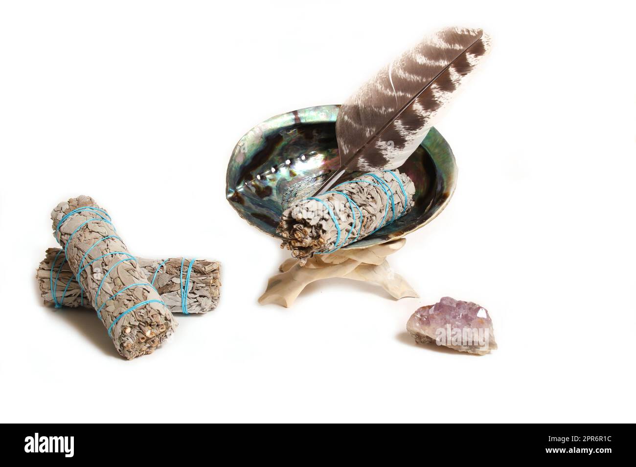 Abalone Shell mit Salbei Incense und Amethyst Stone zur Reinigung und Reinigung Stockfoto