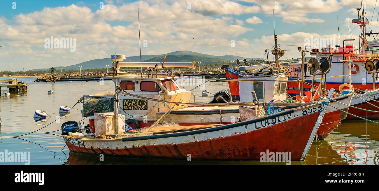 PIRIAPOLIS, URUGUAY, MÄRZ - 2022 - Rustische Fischerboote parken im hafen von piriapolis, maldonado, uruguay Stockfoto