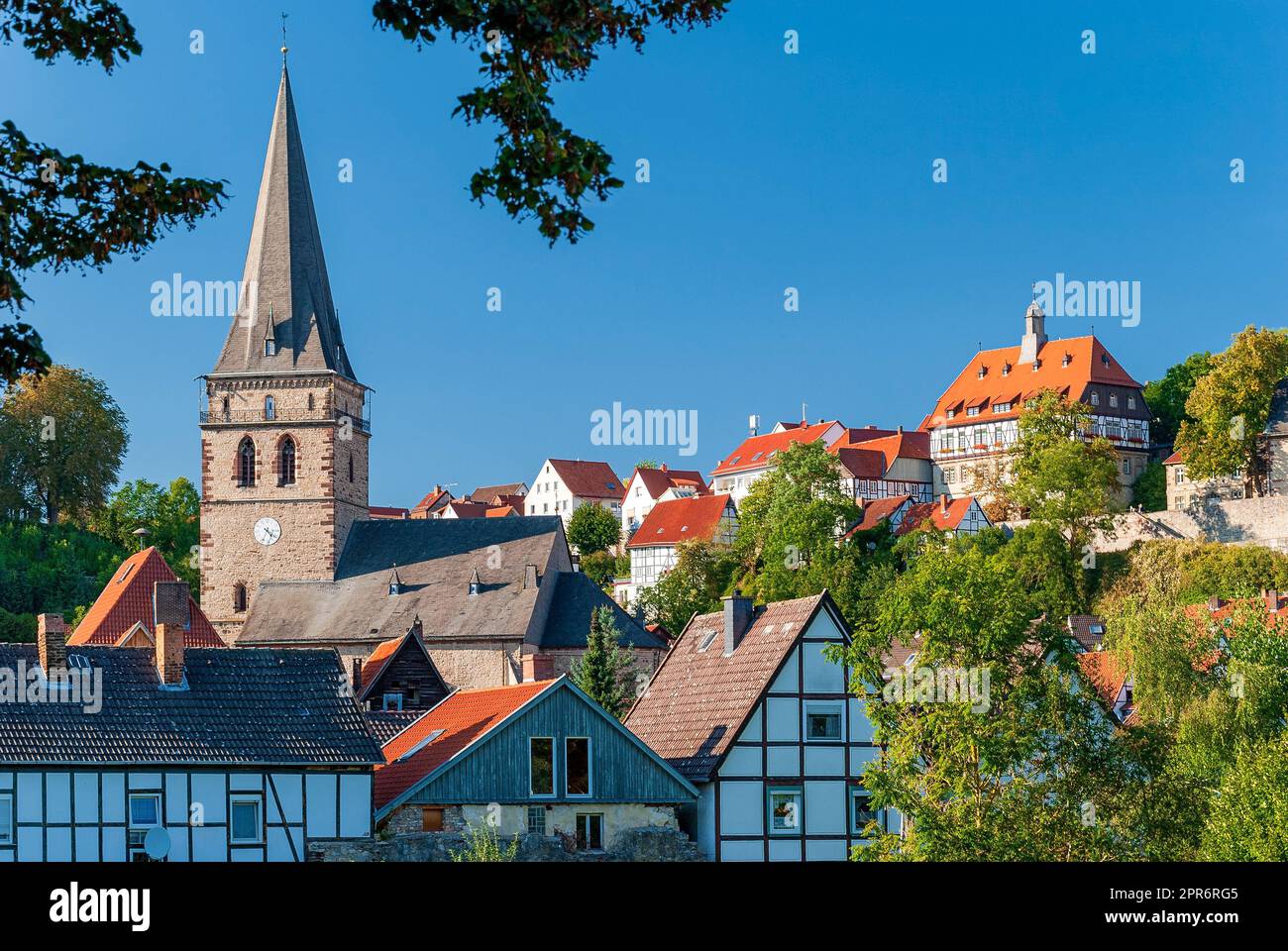 Altstadt von Warburg mit der katholischen Kirche St. Maria-Heimsuchung im östlichen Nordrhein-Westfalen in Deutschland Stockfoto