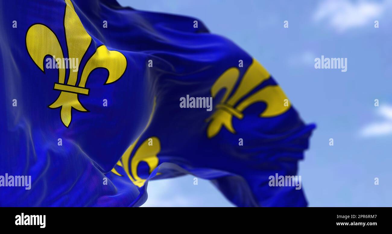 Die Flagge der Region Ile de France winkt an einem klaren Tag im Wind. Die Ile de France ist die bevölkerungsreichste der 18 Regionen Frankreichs Stockfoto