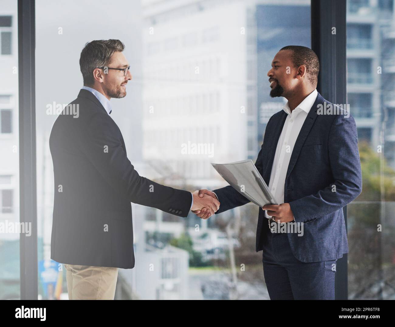 Um der Beste zu sein, gehen Sie Partnerschaften mit den Besten ein. Aufnahme von zwei Geschäftsleuten, die bei der Arbeit die Hände schüttelten. Stockfoto