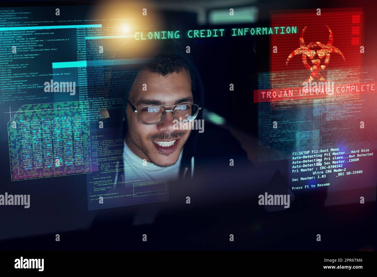 Es ist an der Zeit, anzugreifen. Aufnahme eines jungen Hackers, der im Dunkeln einen Computercode knackt. Stockfoto